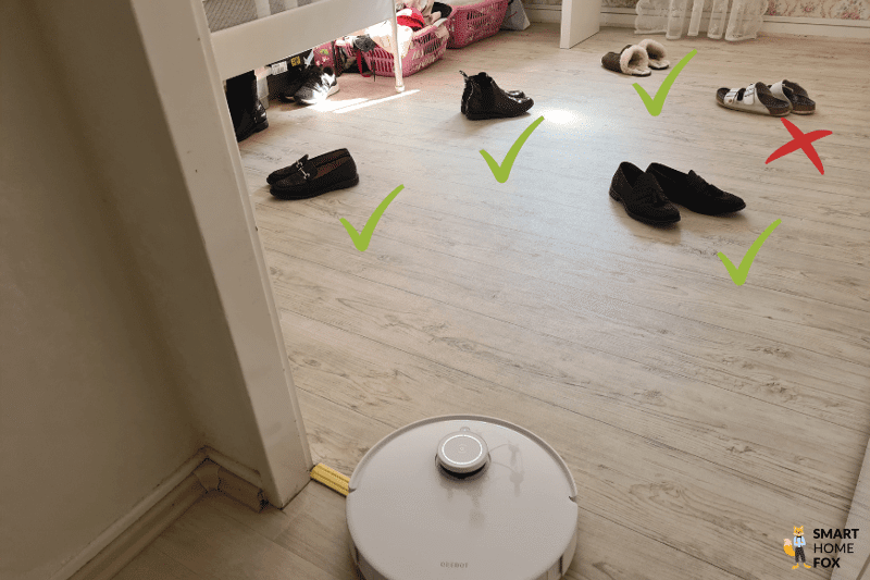 Ecovacs Deebot T10 beim Objekterkennungstest von flachen Schuhen.